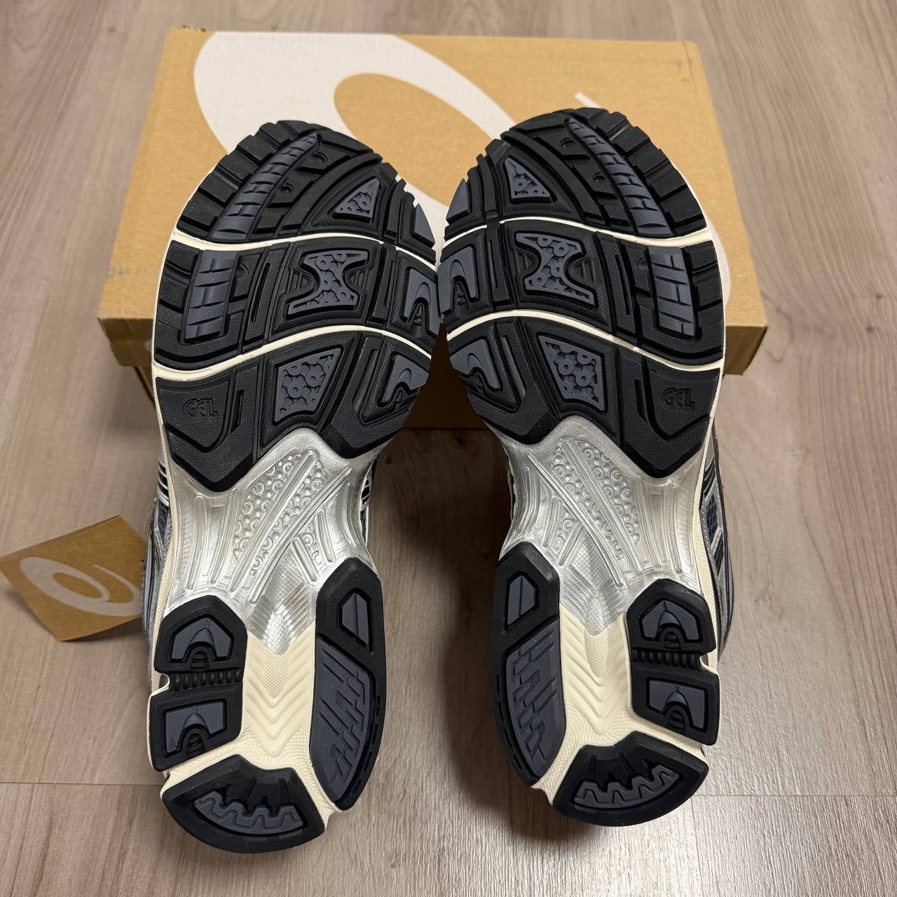 Zapatilla Asic GEL suela Beige